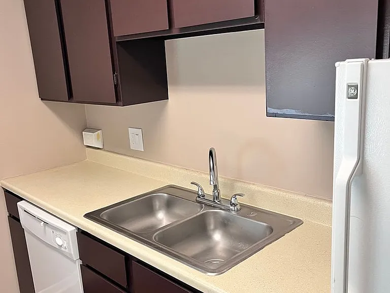 Bristol Square Apartments — Photo 148