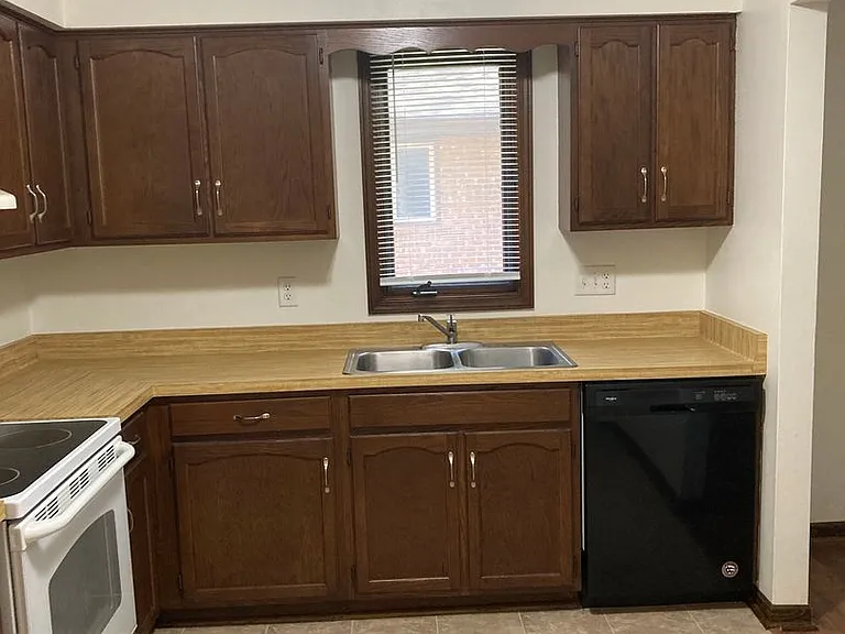Immaculate Updated 2 Bedroom — Photo 22