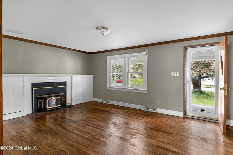 2nd image of 215 Rotterdam Street
