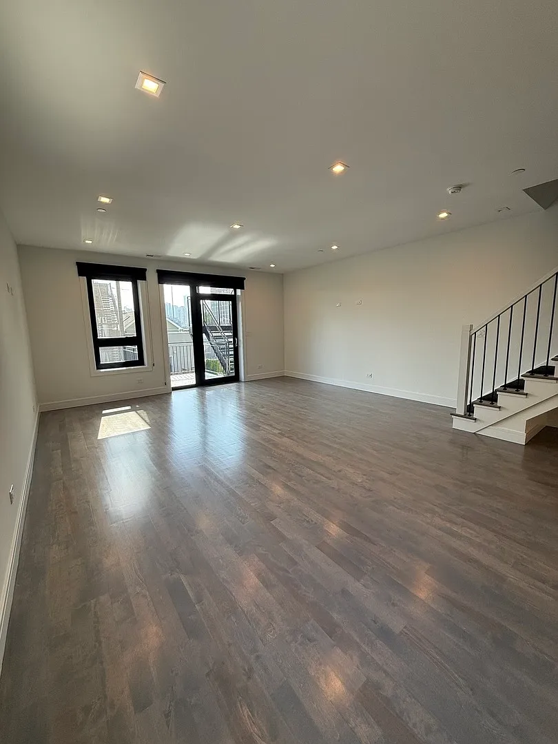 3 bed, 2400 sqft, $6,000 — Photo 4