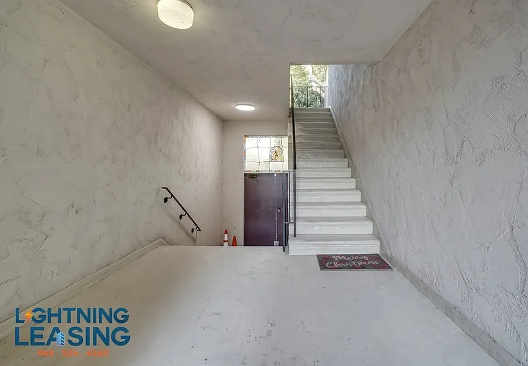 1035 N Hayworth Ave #100 — Photo 24