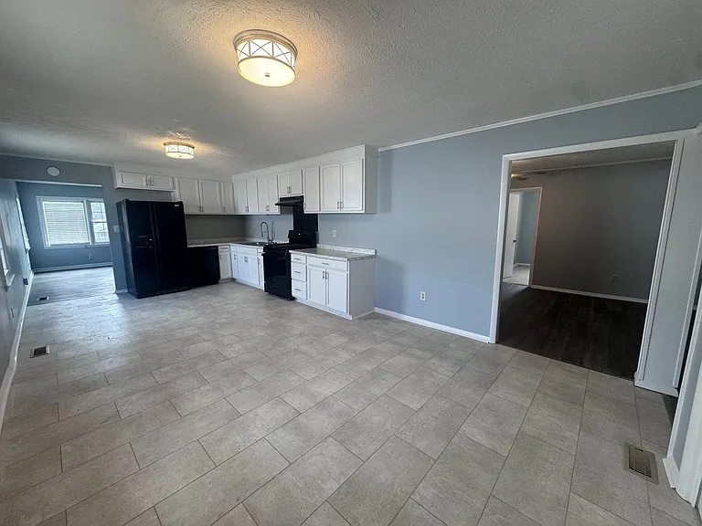908 Rochester Dr — Photo 3