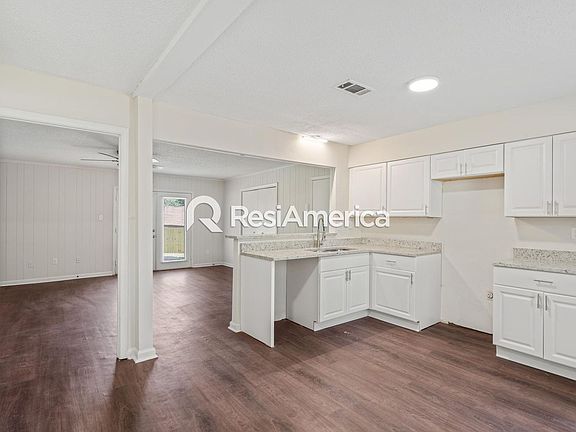 3rd image of 914 Valley Springs Dr