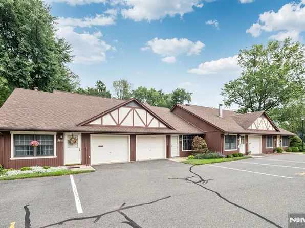 34-2 Tamaron Dr, Waldwick, NJ 07463