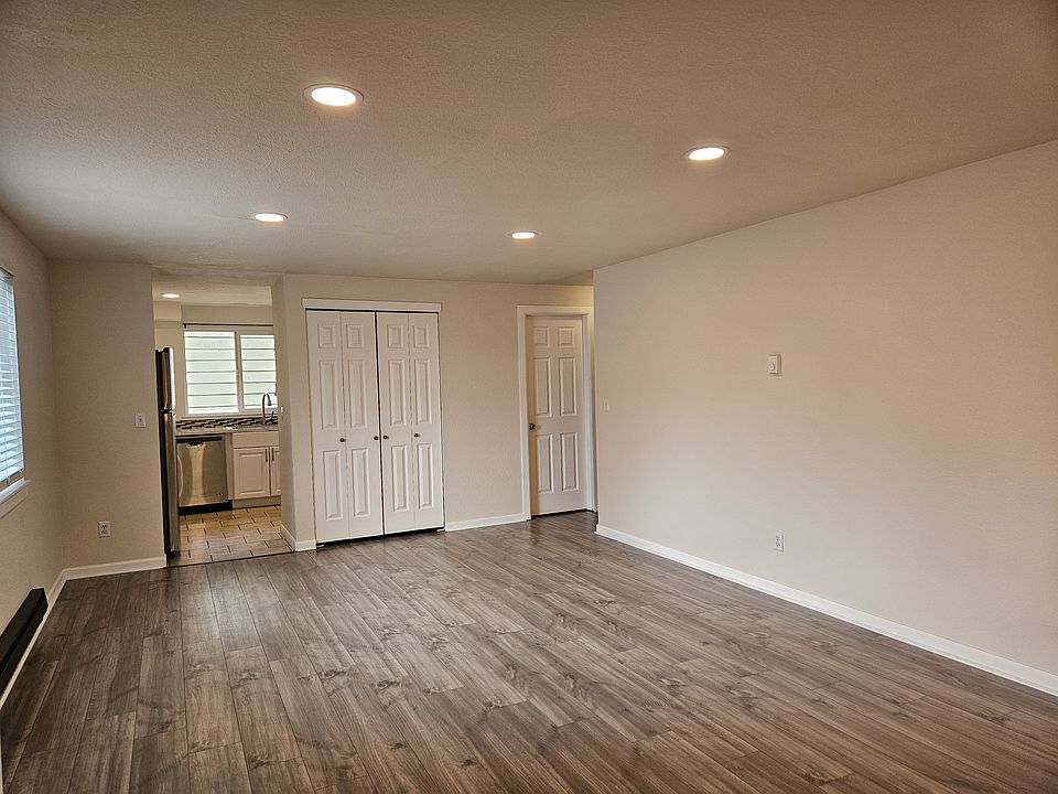 Family room. Entrance to the kitchen. Next to it are the closet and bathroom door.