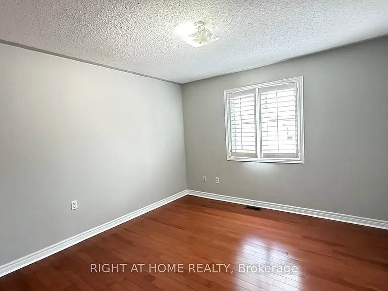 28 Laurentide Cres — Photo 20