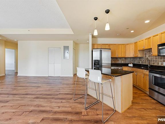 5th image of 399 11th St APT 301