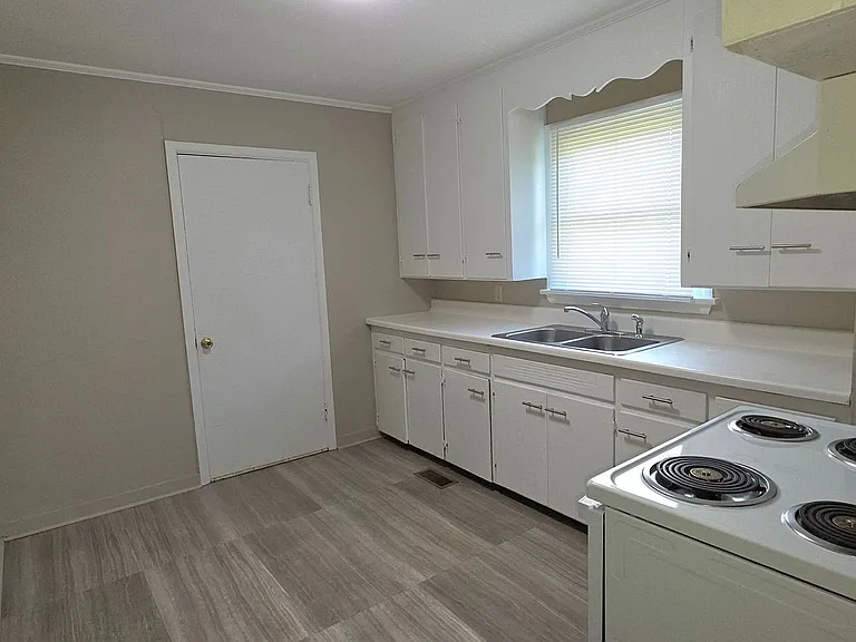 1413 E Pacific St — Photo 2