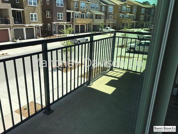 3rd image of 627 Jade St