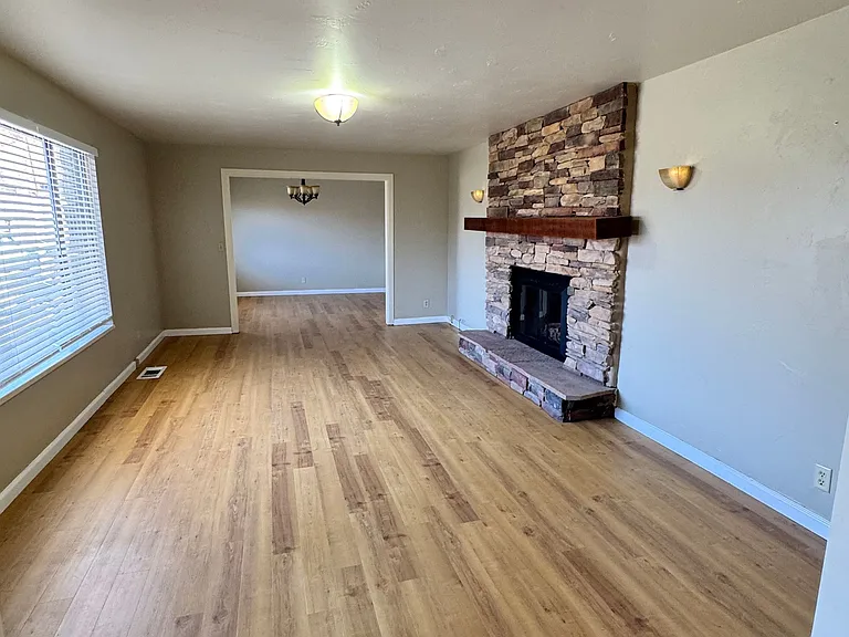 240 N 300 E — Photo 4