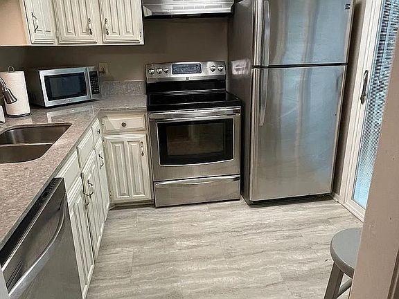 Kitchen w/slider; stainless steel appliances, microwave