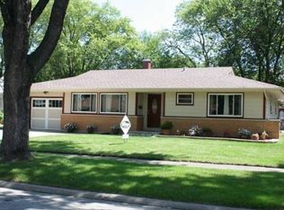 49 Ridgewood Rd, Elk Grove Village, IL 60007