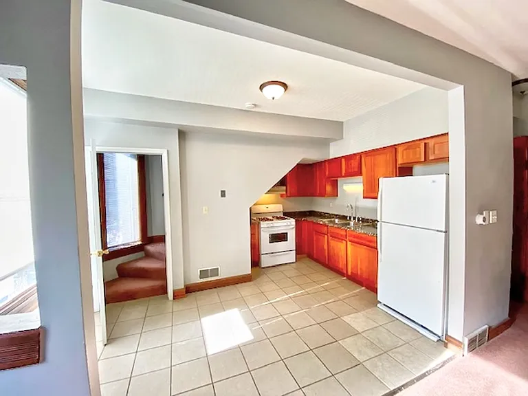 2925 N Maryland Ave — Photo 4