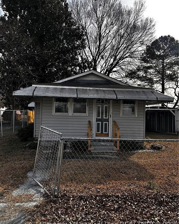 1st image of 220 Winn St
