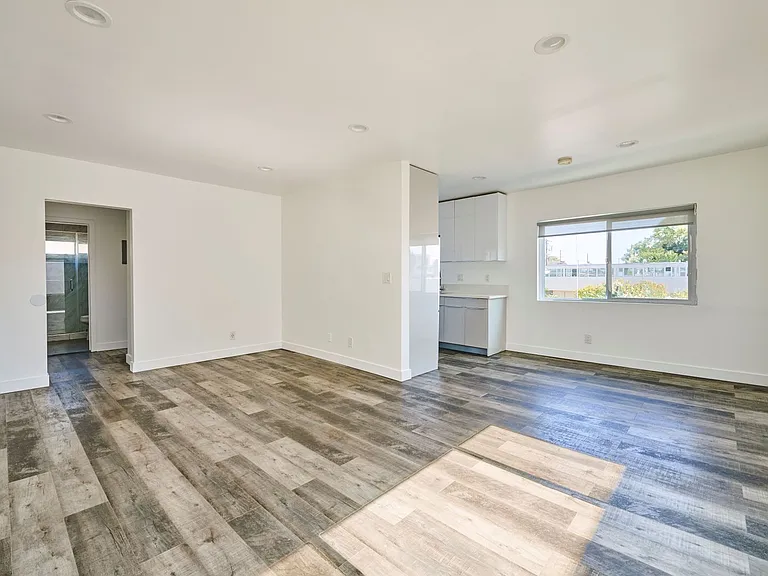 1333 W 36th Place Apartments — Photo 34