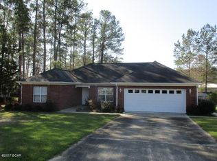 2560 Woods View Dr, Marianna, FL 32446