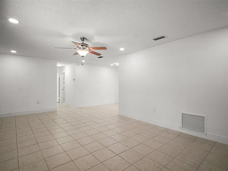 14884 SW 35th Cir — Photo 5