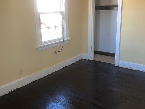 3rd image of 1903 Garden Ln