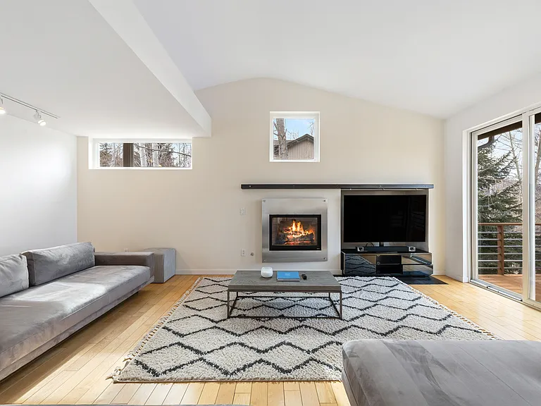 11 Russell Trl — Photo 16