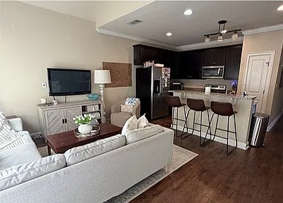 5 bed, 5.5 bath, 2060 sqft, $4,500 — Photo 2