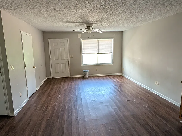 404 Needle Ct — Photo 2