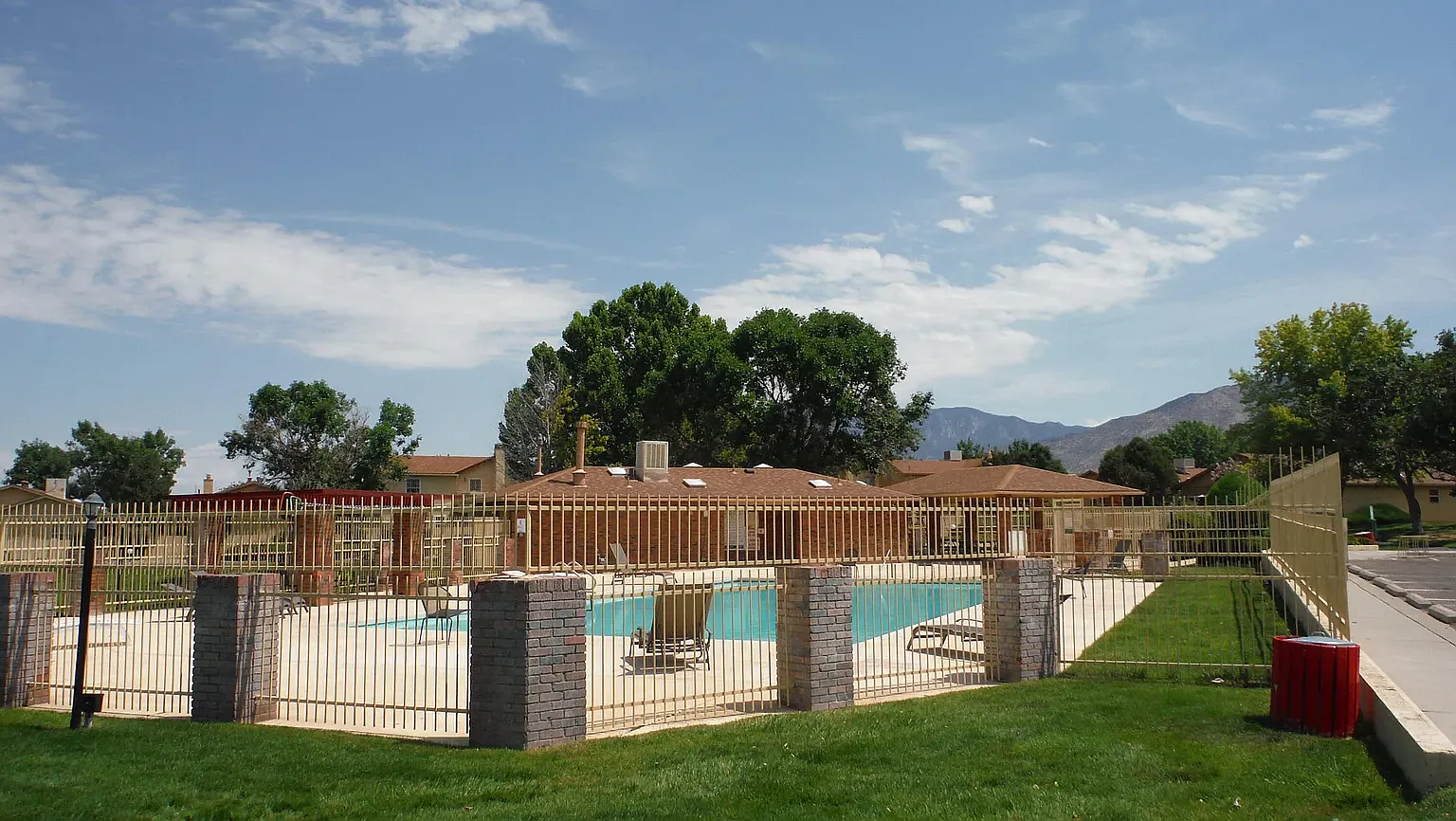3 bed, 1156 sqft, $2,200 — Photo 3