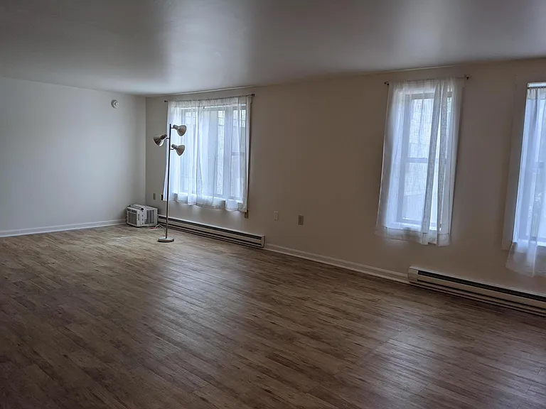 348 College St — Photo 46