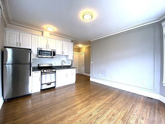 2nd image of 2055 Polk St #9
