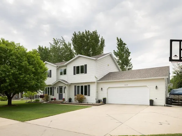 3228 36th Ave S, Fargo, ND 58104