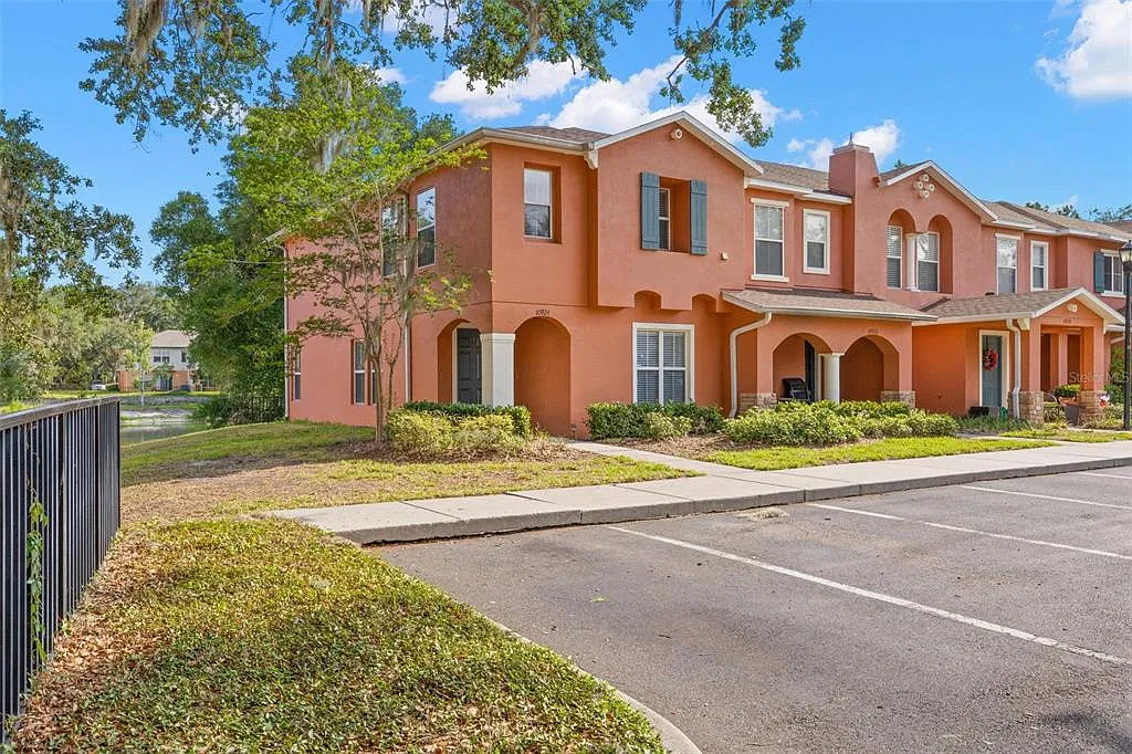 3 bed, 2.5 bath, 1477 sqft, $1,950 — Photo 3
