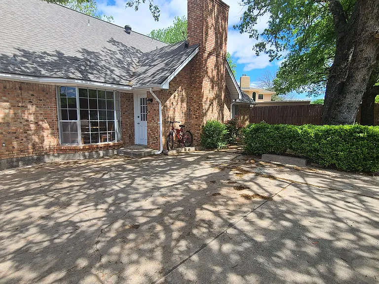 Saint Claire Dr — Photo 8