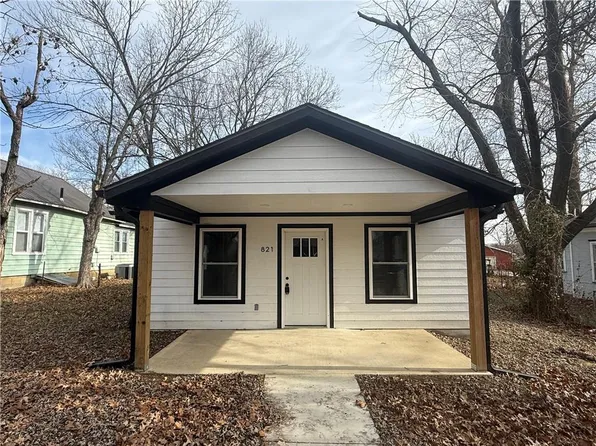 821 N Steet St, Iola, KS 66749