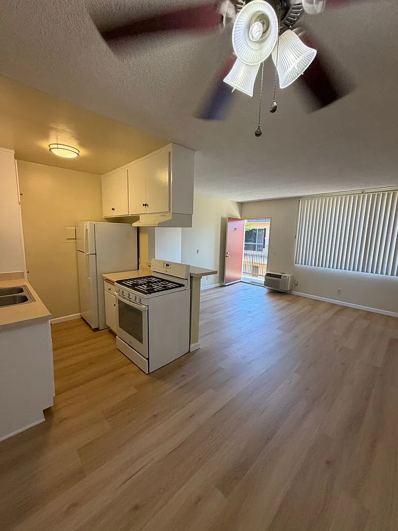 18520 Prairie St. — Photo 3