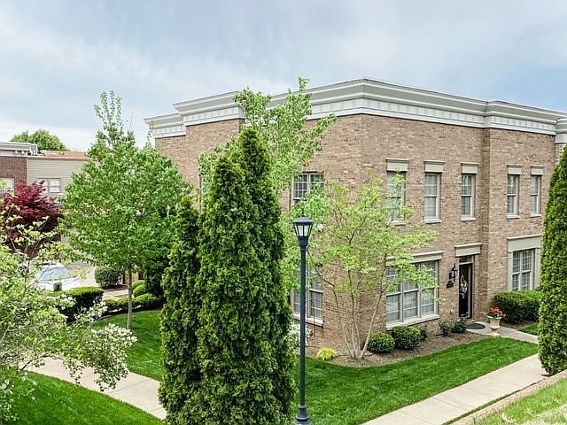 1st image of 904 Village Green Ave
