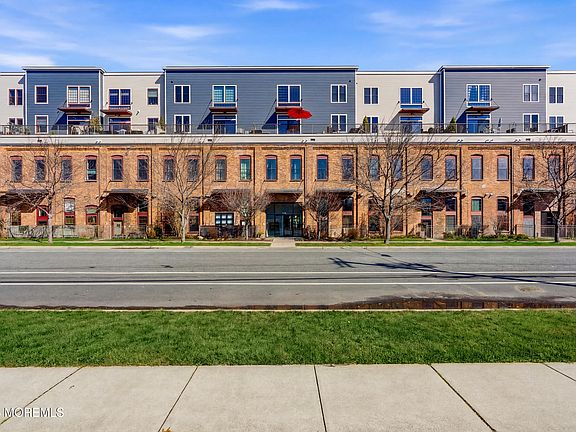 4th image of 1001 2nd Avenue #305