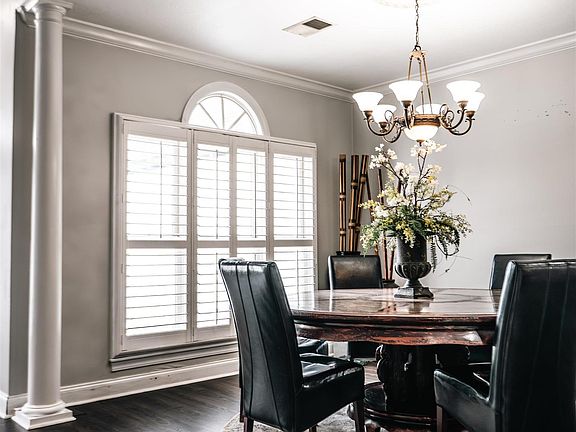 3rd image of 803 Sweetbriar Dr