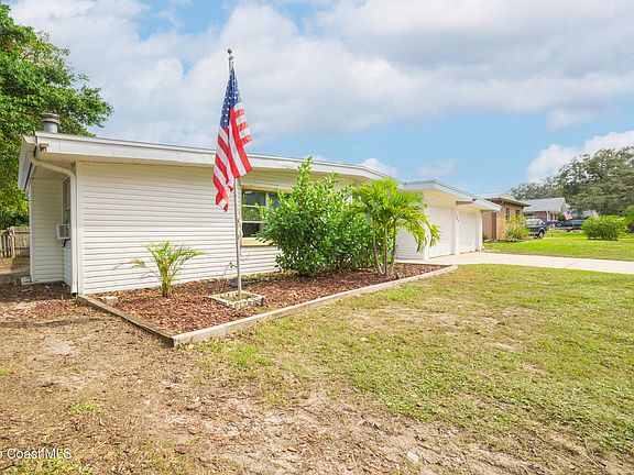3rd image of 1385 Golfview Dr