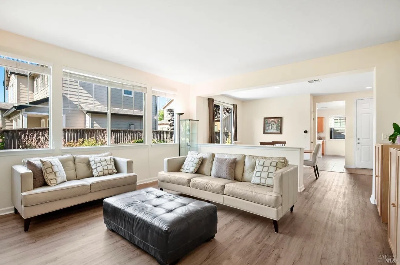 4 bed, 2098 sqft, $4,200 — Photo 4