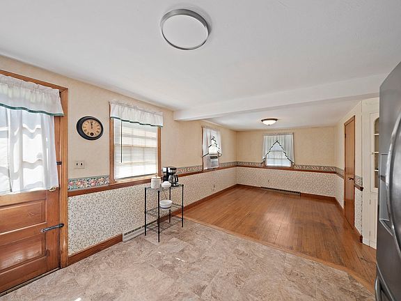 5th image of 36 Concord St