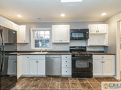 3rd image of 100 Sussex St