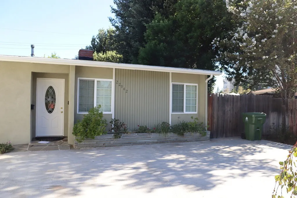 3 bed, 1299 sqft, $3,995 — Photo 3