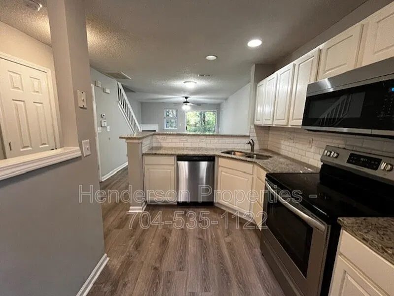 2 bed, 2.5 bath, 1104 sqft, $1,580 — Photo 2
