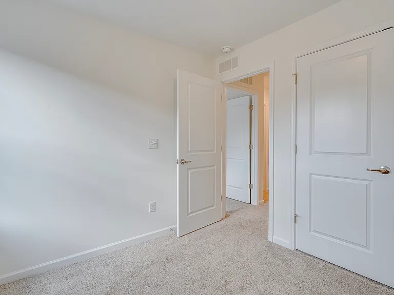 4876 Parkside Ln — Photo 15