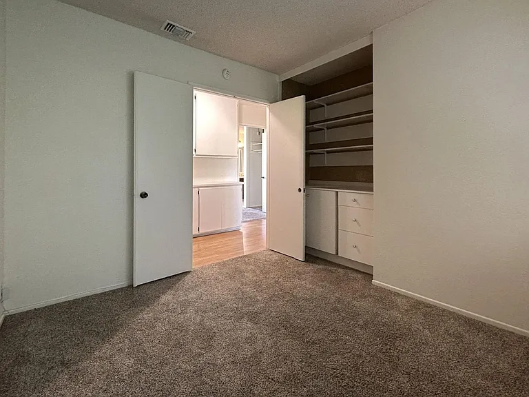 6064 Laura Ln — Photo 9
