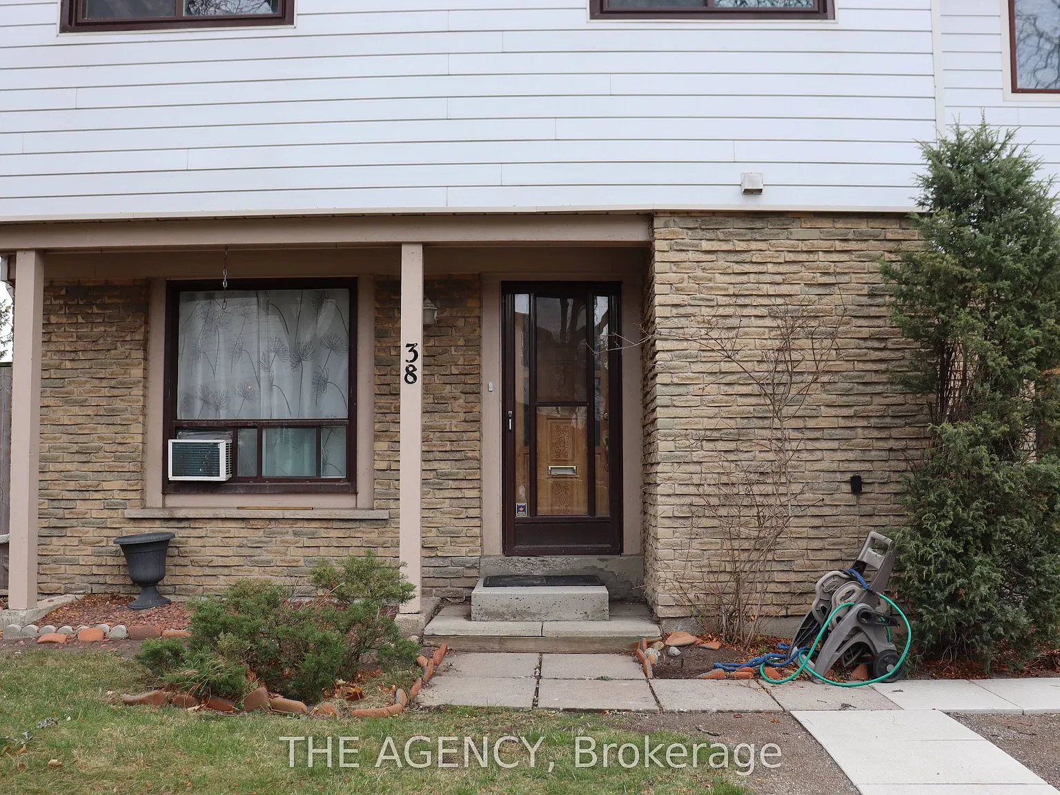5 bed, $2,899 — Photo 1