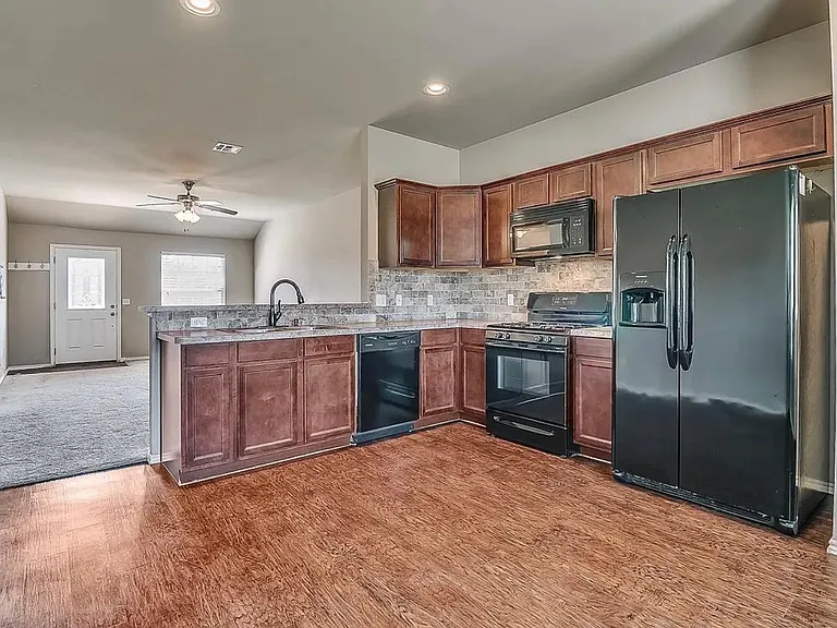 2725 Demotte Dr — Photo 6