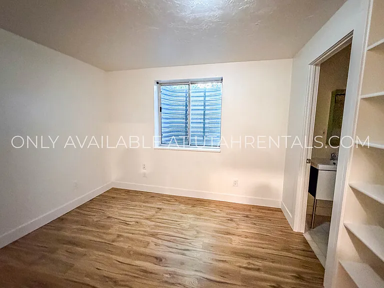 960 N Eastview Dr — Photo 46