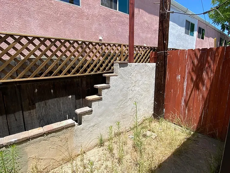 285 S Mollison Ave — Photo 4
