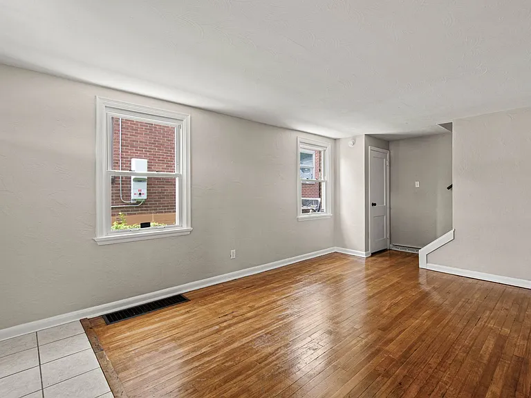 1138 W 11th St — Photo 3