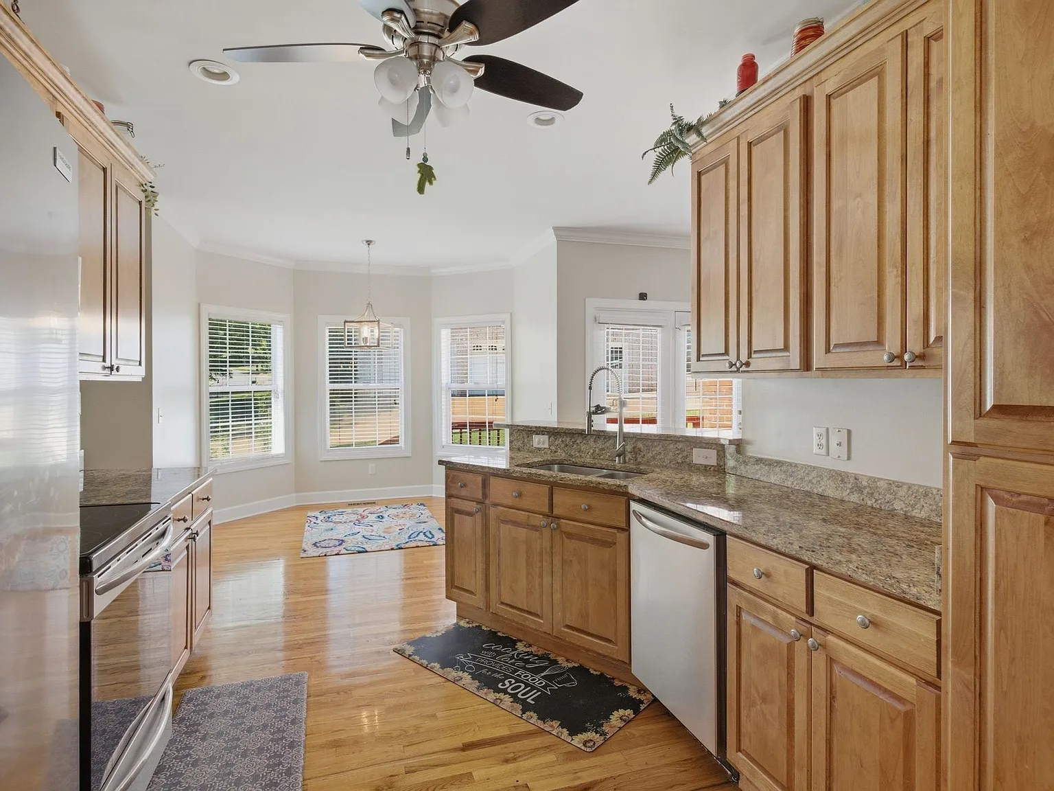 4 bed, 3.5 bath, 3068 sqft, $3,500 — Photo 4